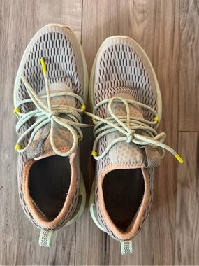 SOREL women’s Light Gray Mesh Athletic Sneakers with pastel accents